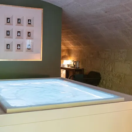 Pavillon Des Millesimes, Piscine & فندق مبيت وإفطار 4*