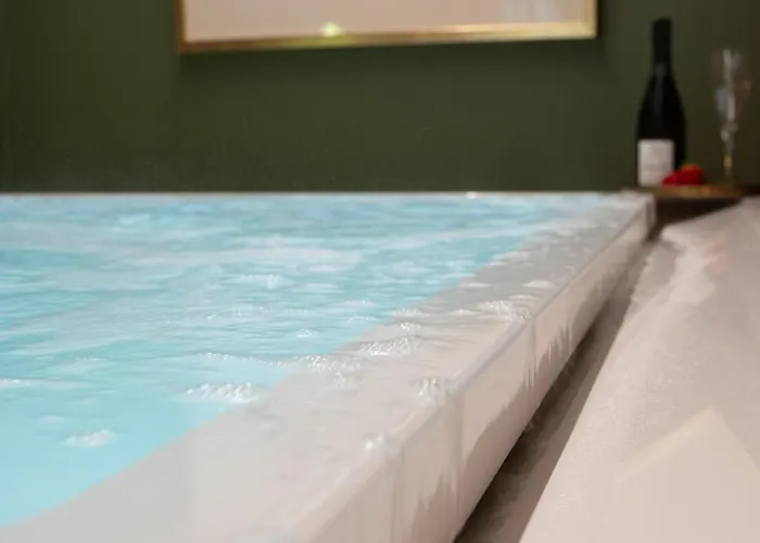 Pavillon Des Millesimes, Piscine & 4* Lussac (Gironde)